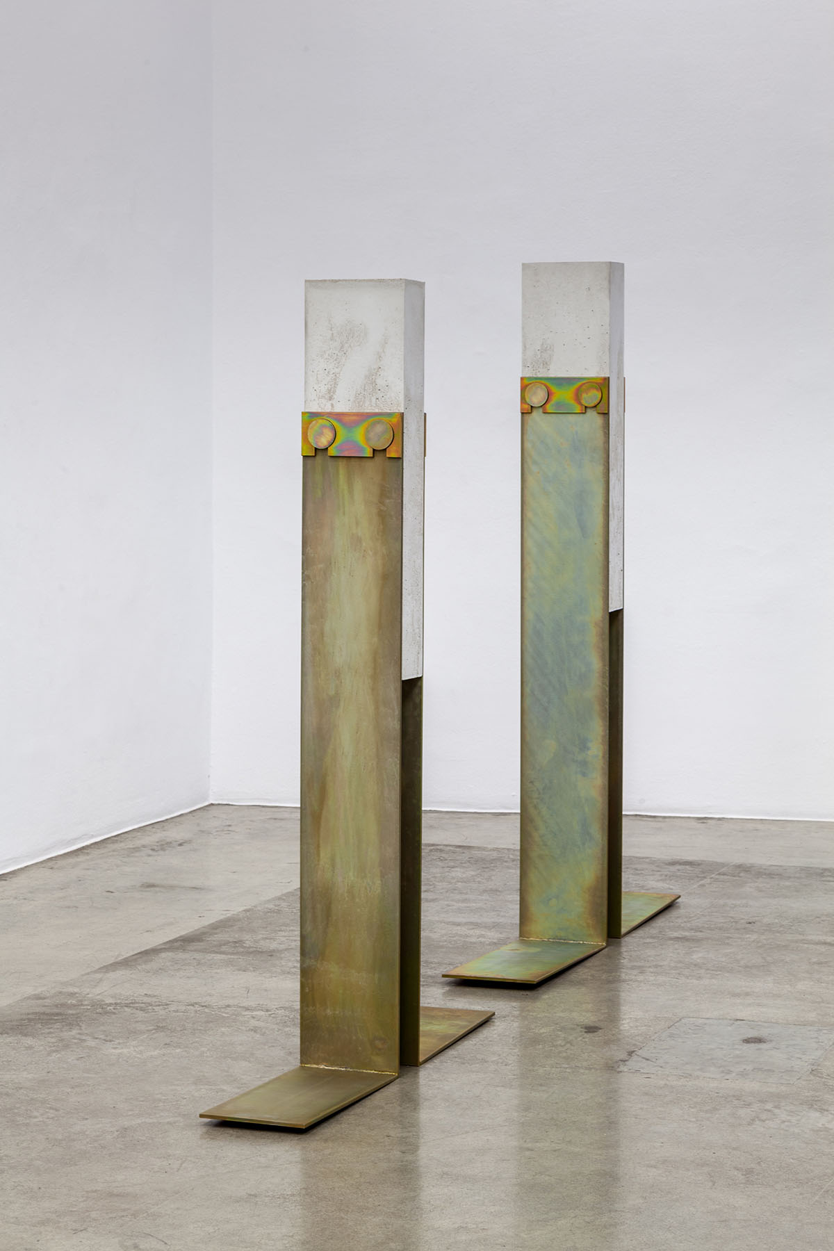 Toni Schmale stehende figur w, stehende figur t, Christine König Galerie, Wien/AT, 2019 gelb verzinkter Stahl, Beton 161,5 x 112 x 21,5 cm (vordere), 172 x 135 x 23 cm (hintere) Foto: Philipp Friedrich | Courtesy die Künstlerin und Christine König Galerie © Bildrecht, Wien 2020