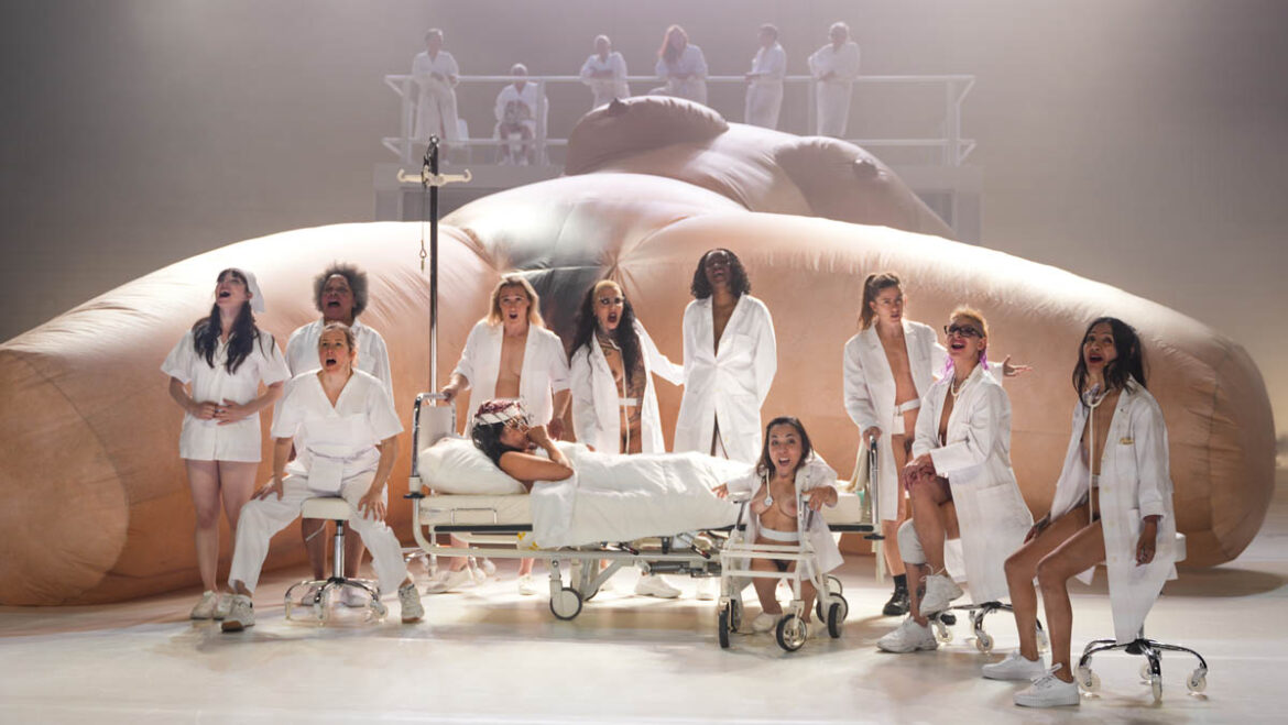 Grande Finale im Tanzquartier Wien © Nicole Marianna Wytyczak; Foto: Achan Malonda, Andrea Baker, Bärbel Warnke, Brigitte Ulm, Constanza Pérez de Lara Bonatti, Fibi Eyewalker, Florentina Holzinger, Jil Liane Schmidt-Fritsche, Luz De Luna Duran, Netti Nüganen, Renée Eigendorf, Renée Copraij, Sahel van K, Saioa Alvarez Ruiz, Sophie Duncan, Sue Shay, Xana Novais