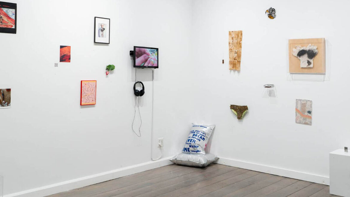 95x55x55 by a suitcase Ausstellungsansicht. 37X21X21“, 14. - 19. Mai 2024
, PICTURE THEORY, Chelsea, New York
