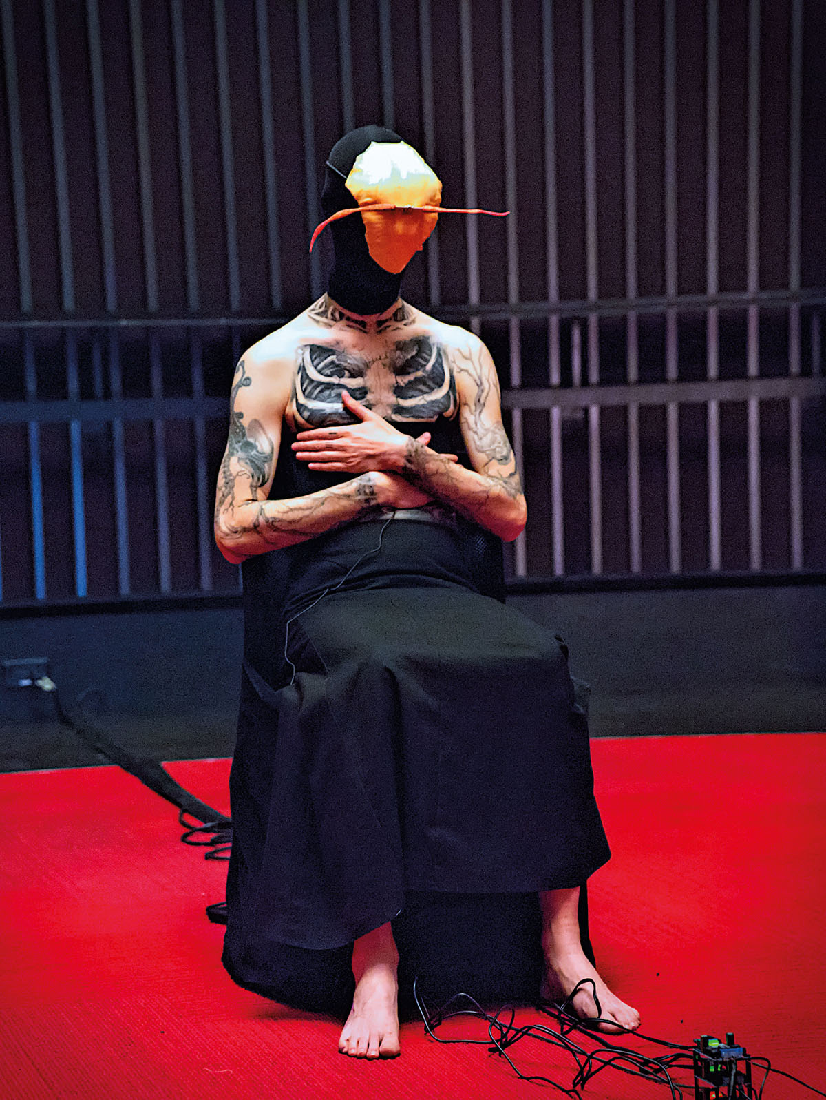 in "From the ashes of the Burnout Machines“
„Lestes“ (2025), Performance by Marco-Donnarumma, ©Joy von Tiedemann. In "From the ashes of the Burnout Machines“