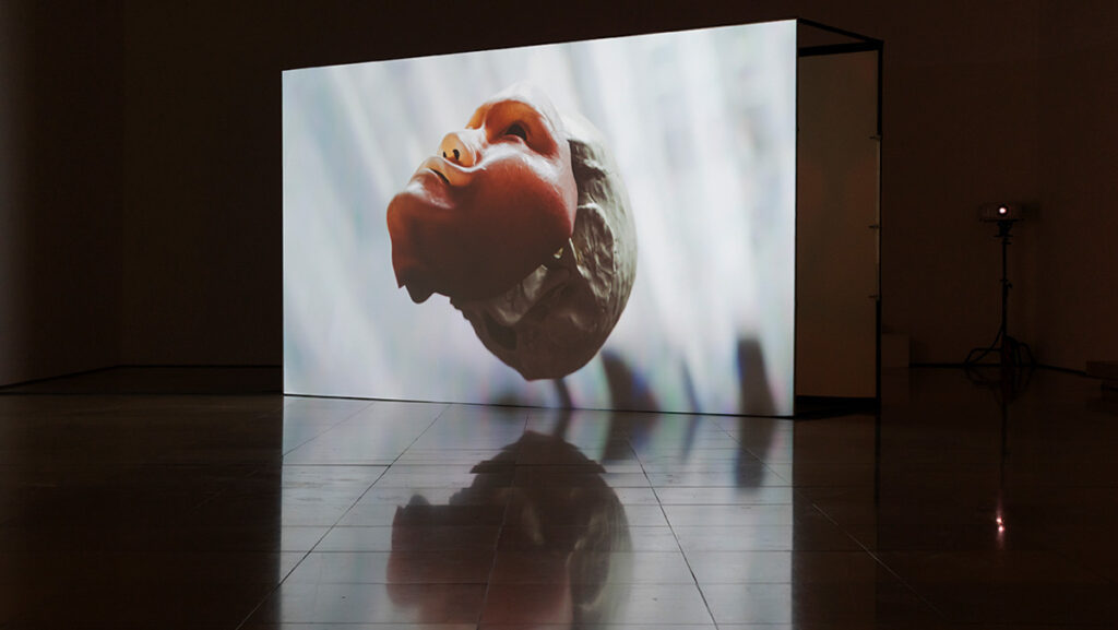 An Laphan: „THE IMPOSTER PRAYERS“ (2023) in der Ausstellung Debütant*innen 2023, Galerie der Künstler*innen. (Courtesy: Galerie der Künstler*innen; Photo: Magdalena Jooss)