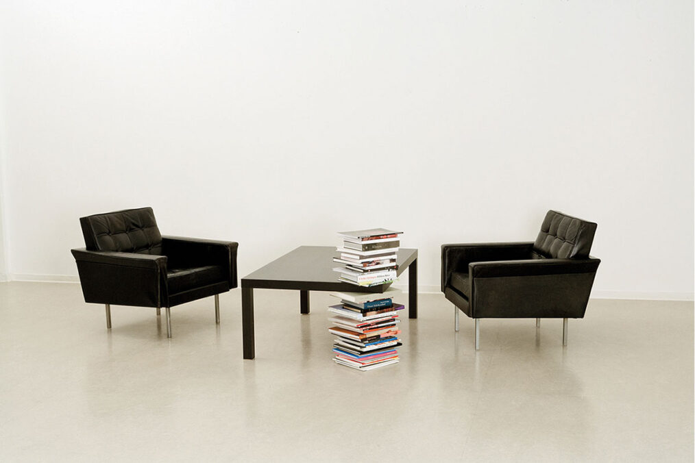 Foundation Tower – growing 2009 – Bücher, Tisch, Fauteuils Installation view