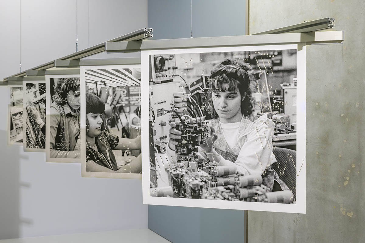 Irma Markulin, Biography beyond Statistics, 2022. Ausstellungsansicht in der GfZK Leipzig, „Robotron. Code und Uptopie“. Foto: Alexandra Ivanciu. VG Bild-Kunst, Bonn 2025