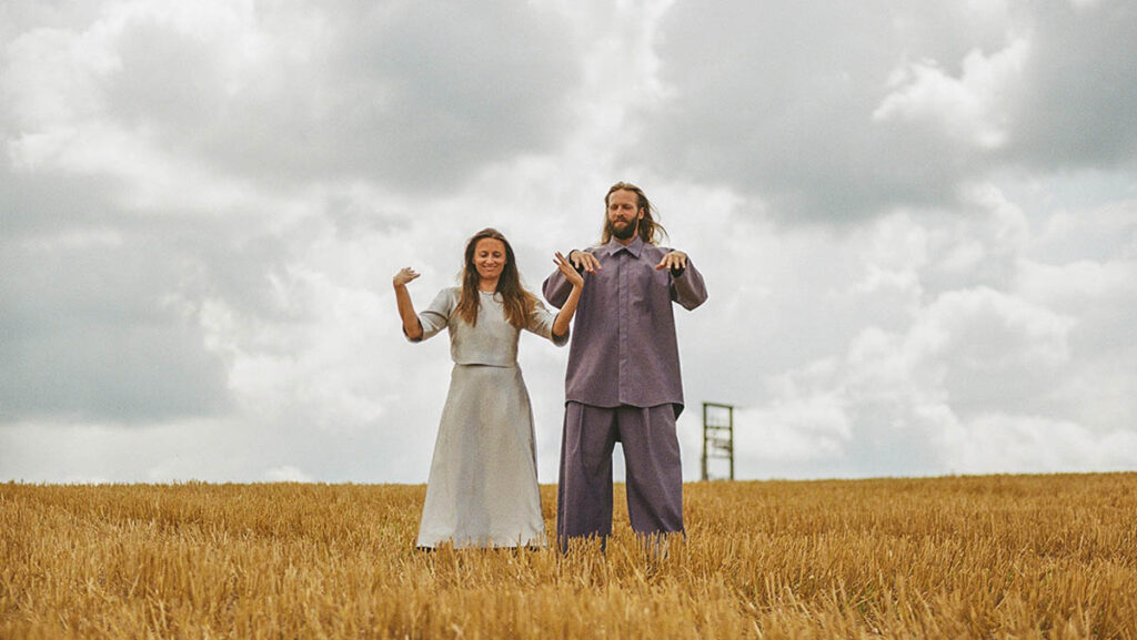 Felix Ganzer & Matylda Krzykowski vor traditionellen ”Heuhieflern“ vom Trachtenverein D‘Hochkogler