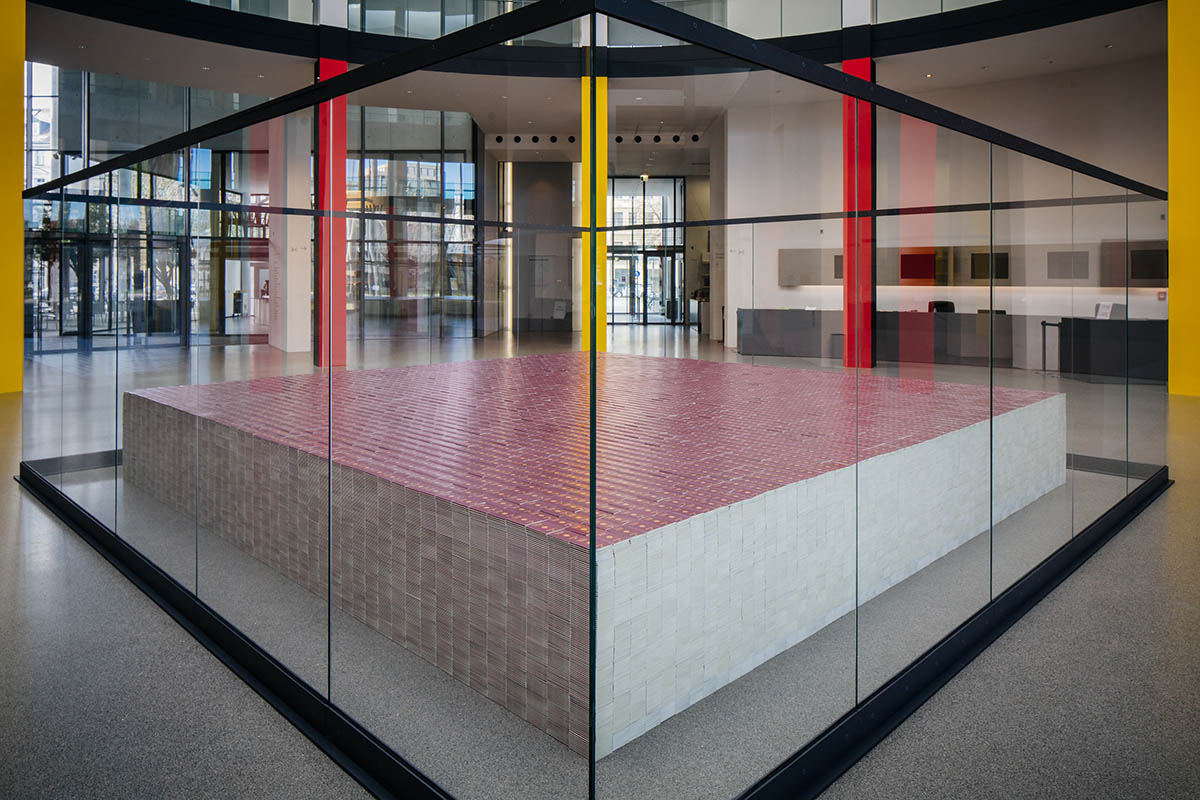 Alfredo Jaar One Million German Passports, 2023 Laminated glass, safety glass, passports, 250 × 700 × 700 cm, Exhibition view, Pinakothek der Moderne, Munich, 2023, Courtesy the artist, Pinakothek der Moderne and Galerie Thomas Schulte, Berlin © VG Bild-Kunst, Bonn 2026 photo: Ulrike Myrzik