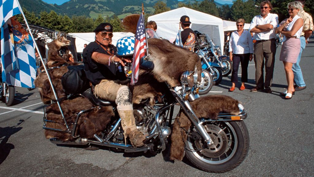 Lois Hechenblaikner Hinter den Bergen