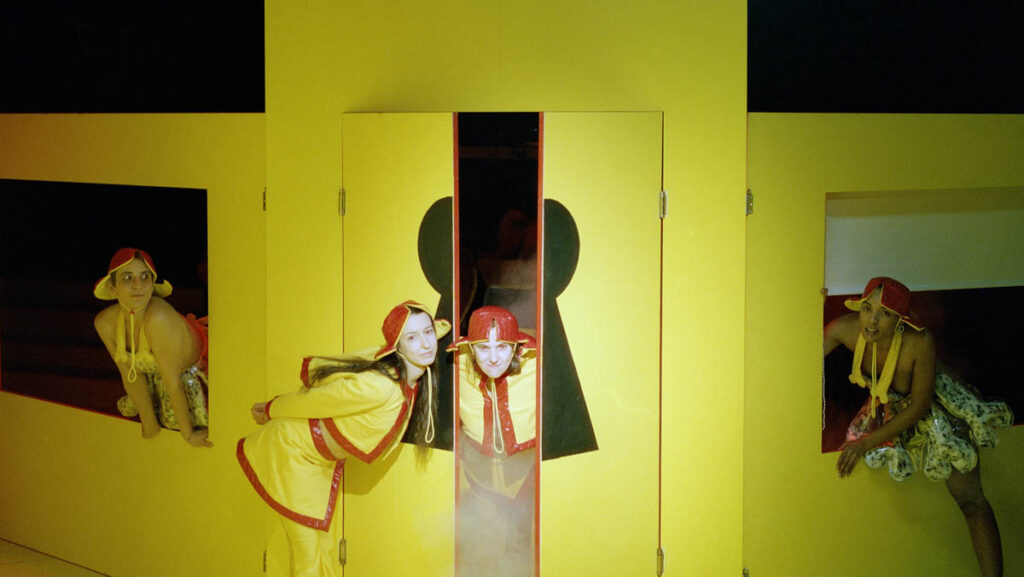 "piece of love" von ZAK im Theater an der Drachengasse (v. li. Aurelia van Kempen, Desi Bonato, Eva Sommer, Jessica Comis) © Daniel Rajcsanyi