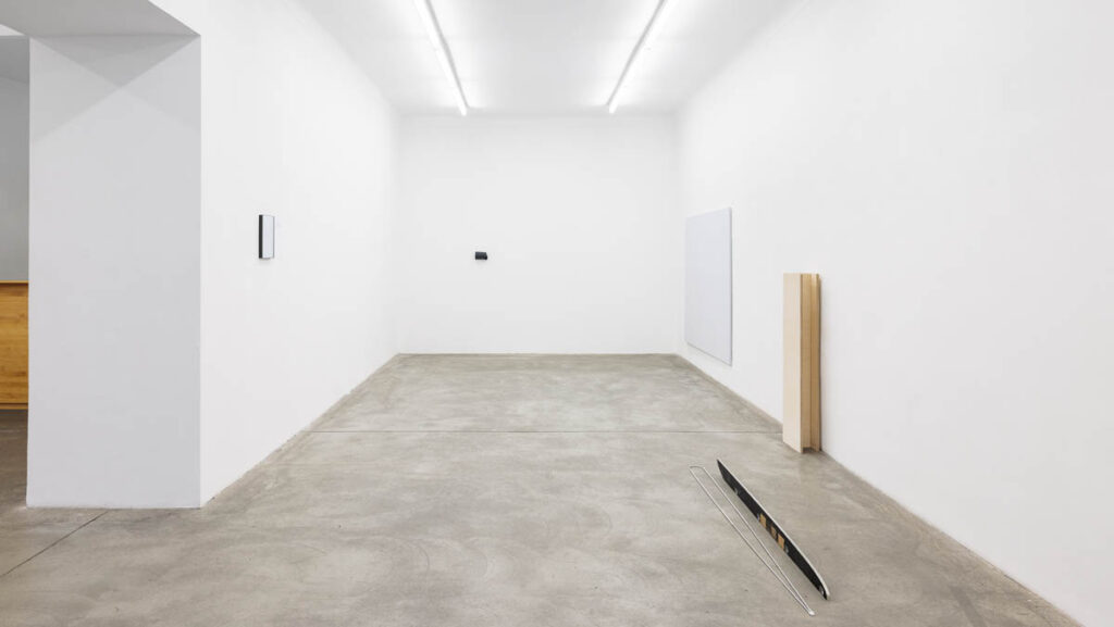 Ausstellungsansicht. Aaron Amar Bhamra: ppp—fff, Galerie Martin Janda, Wien, 2025 Fotograf: Manuel Carreon Lopez / kunst-dokumentation.com. Courtesy the artist & Galerie Martin Janda