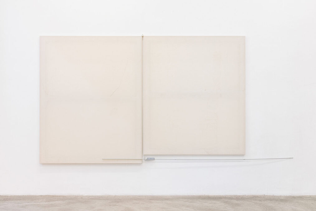 Aaron Amar Bhamra, untitled, 2021–2025, Karton, Heftklammern, Klebeband, eloxiertes Aluminium, Finnpappe, Kunststoffrundrohr, (Modell eines Ortes, 2021, Papier, Heftklammern, Raum), (modulares Display zur Erweiterung des bestehenden Sockels, der zuvor im Archiv verwendet wurde und bei FLACC als Plattform für Testdrucke für Kite (sleep-like), 2025 / midair, 2025 bei Jester, Genk, diente), 40 × 15,5 × 125 cm