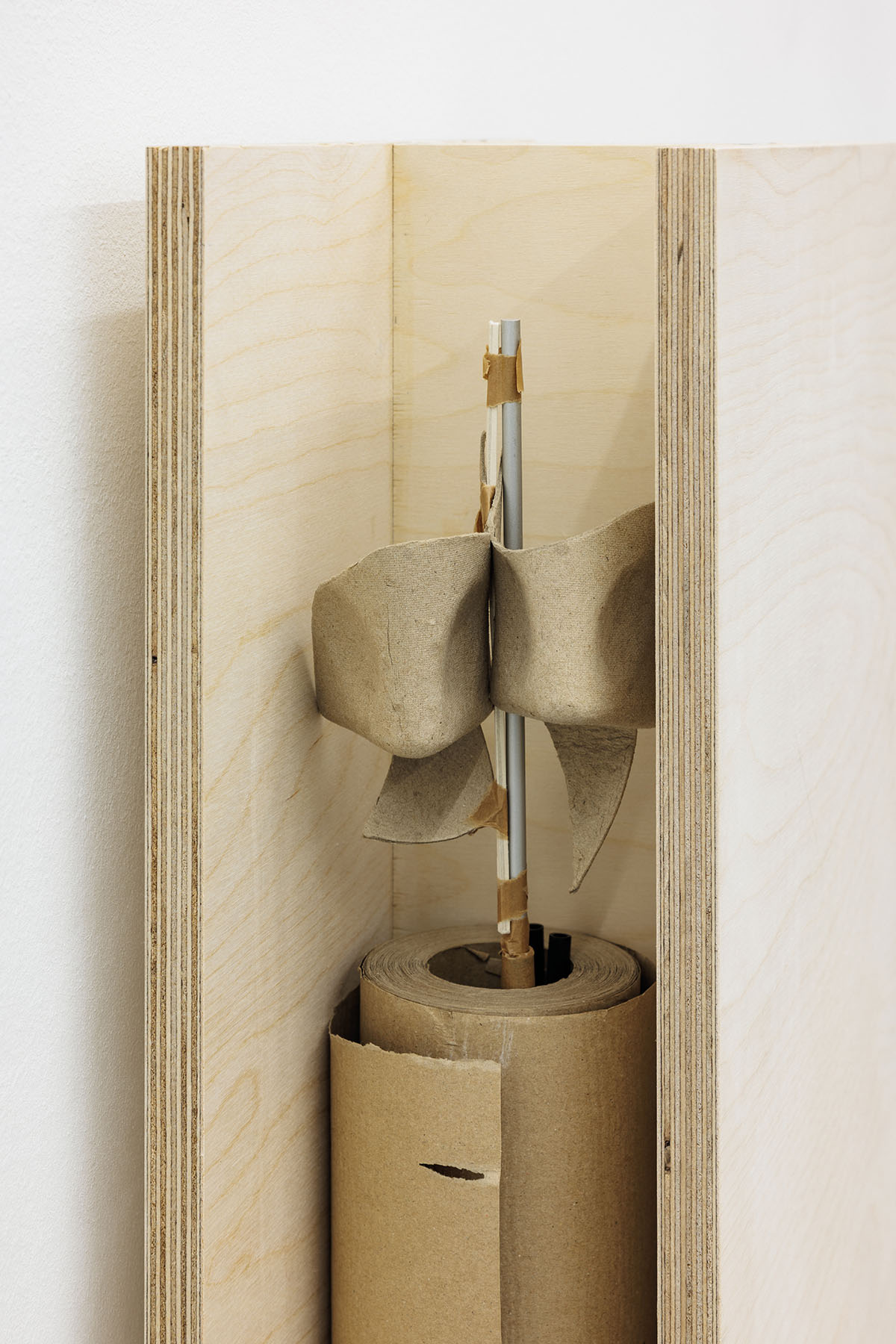 Aaron Amar Bhamra, ohne Titel, 2021–2025 Karton, Heftklammern, Klebeband, eloxiertes Aluminium, Finnpappe, Kunststoffrundrohr, (Modell eines Ortes, 2021, Papier, Heftklammern, Raum), (modulares Display zur Erweiterung des bestehenden Sockels, der zuvor im Archiv verwendet wurde und bei FLACC als Plattform für Testdrucke für Kite (sleep-like), 2025 / midair, 2025 bei Jester, Genk, diente), 40 × 15,5 × 125 cm