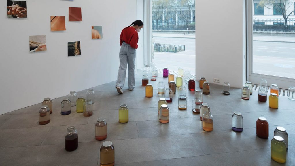 (an der Wand) Denise Lobont, Sun Dazed no. 1–7, 2021, (auf dem Boden), Nora Severios, 150 million kilometers away, 2021, Foto: Lisa Rastl