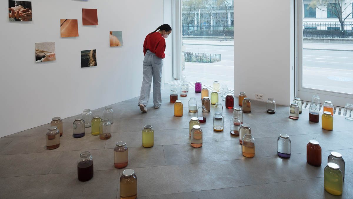 (an der Wand) Denise Lobont, Sun Dazed no. 1–7, 2021, (auf dem Boden), Nora Severios, 150 million kilometers away, 2021, Foto: Lisa Rastl
