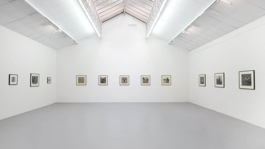 Vues de l’exposition · Exhibition views « Alberto García-Alix, Lo que queda por venir », kamel mennour (6 rue du Pont de Lodi, Paris 6), 2022-2023© Alberto García-Alix, Adagp, Paris, 2022, Photo. Archives kamel mennour. Courtesy the artist and kamel mennour, Paris