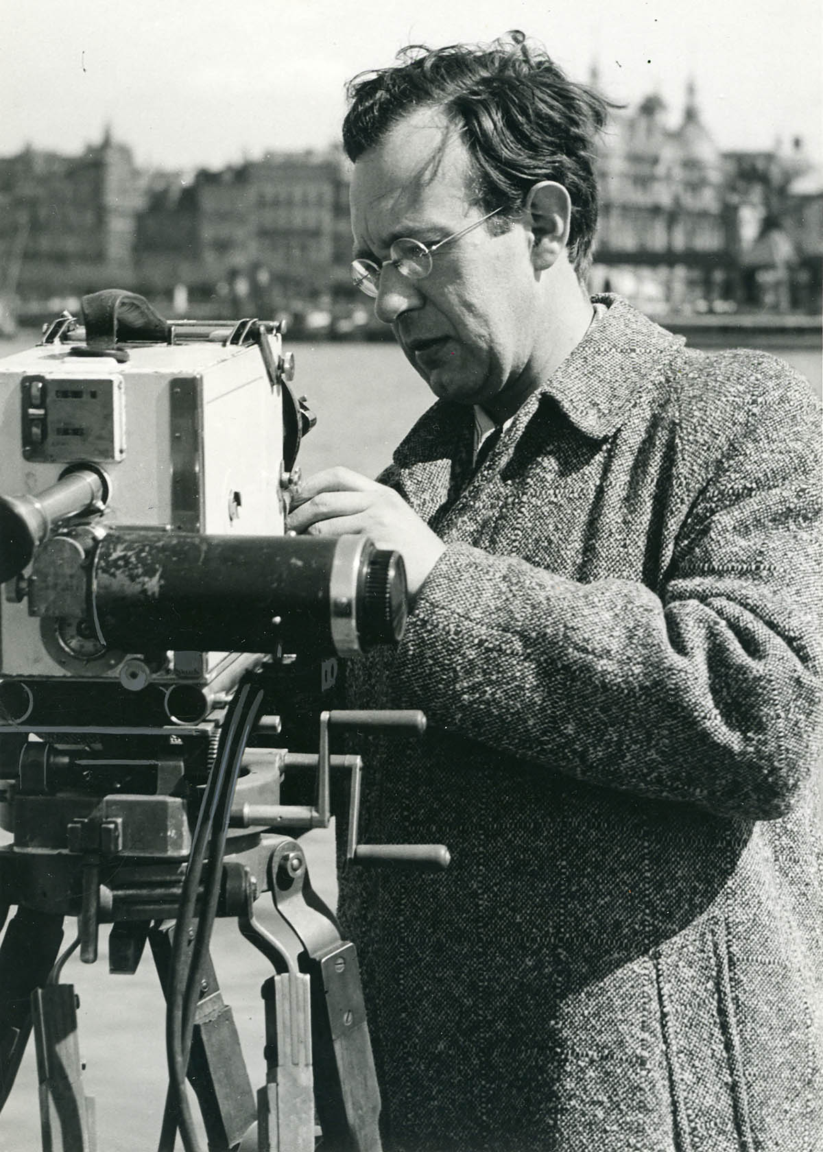 Alfred Ehrhardt with a motor-driven Askania camera in Antwerp, Flanders, 1940 18.1 × 13.0 cm, silver gelatin print © Alfred Ehrhardt Stiftung