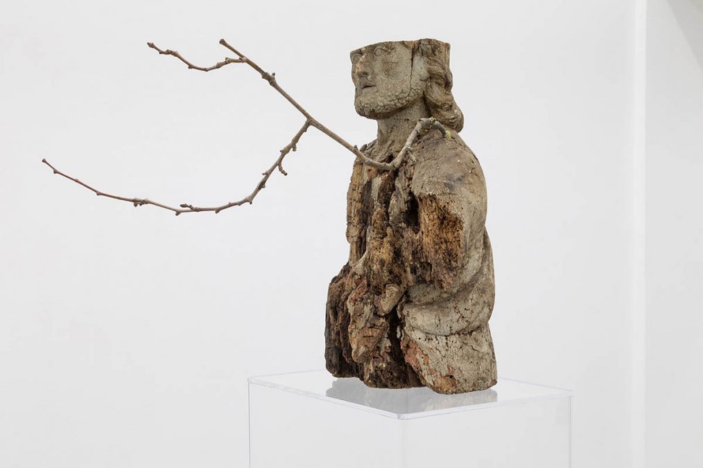 André Romão, Innesto, 2021, sculptural fragment (painted wood, France or Netherlands, early 1600s), maple branch, acrylic, cm 157 x 55 x 45, ph. Danilo Donzelli