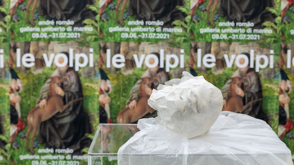 André Romão, Fox Song, 2021, sculptural fragment (plaster, Portugal, c. 1900), quartz, plastic, acrylic, cm 123 x 27 x 35, ph. Danilo Donzelli