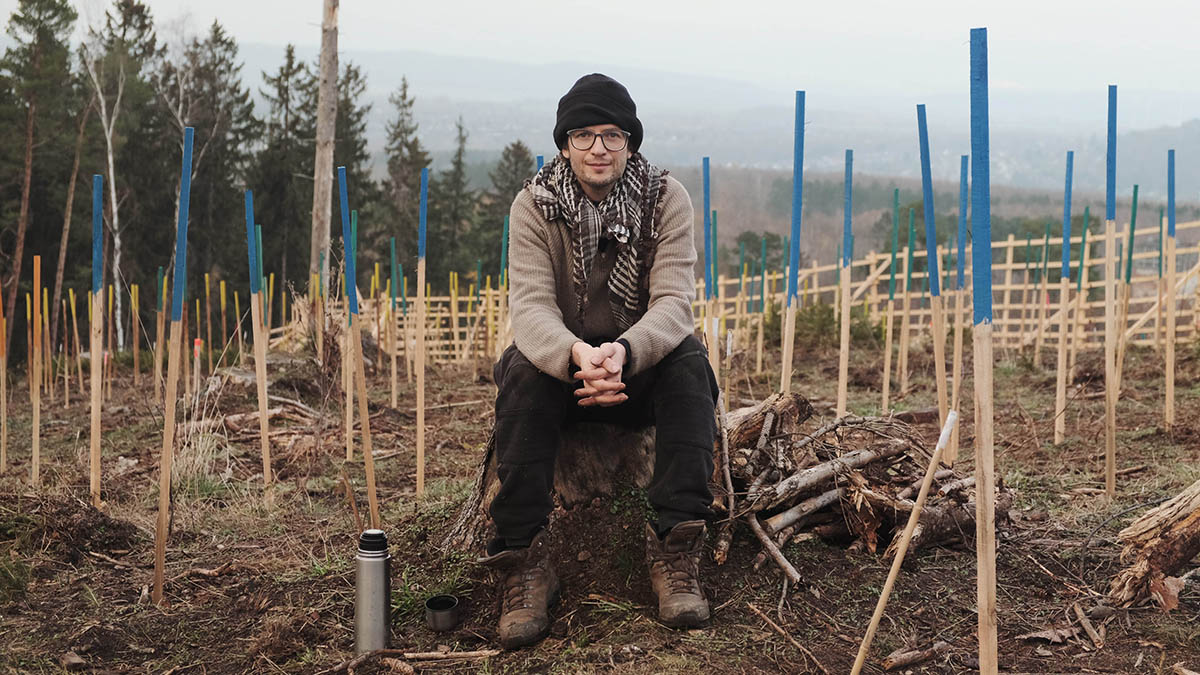 Andreas Greiner, auf der Ursprungsfläche von 'waldfuermorgen', Goslar im Herbst 2020 Andreas Greiner, at the planting area of 'waldfuermorgen', fall 2020 Photo: Paul Rohlfs/Studio Förster © VG Bild-Kunst, Bonn 2021