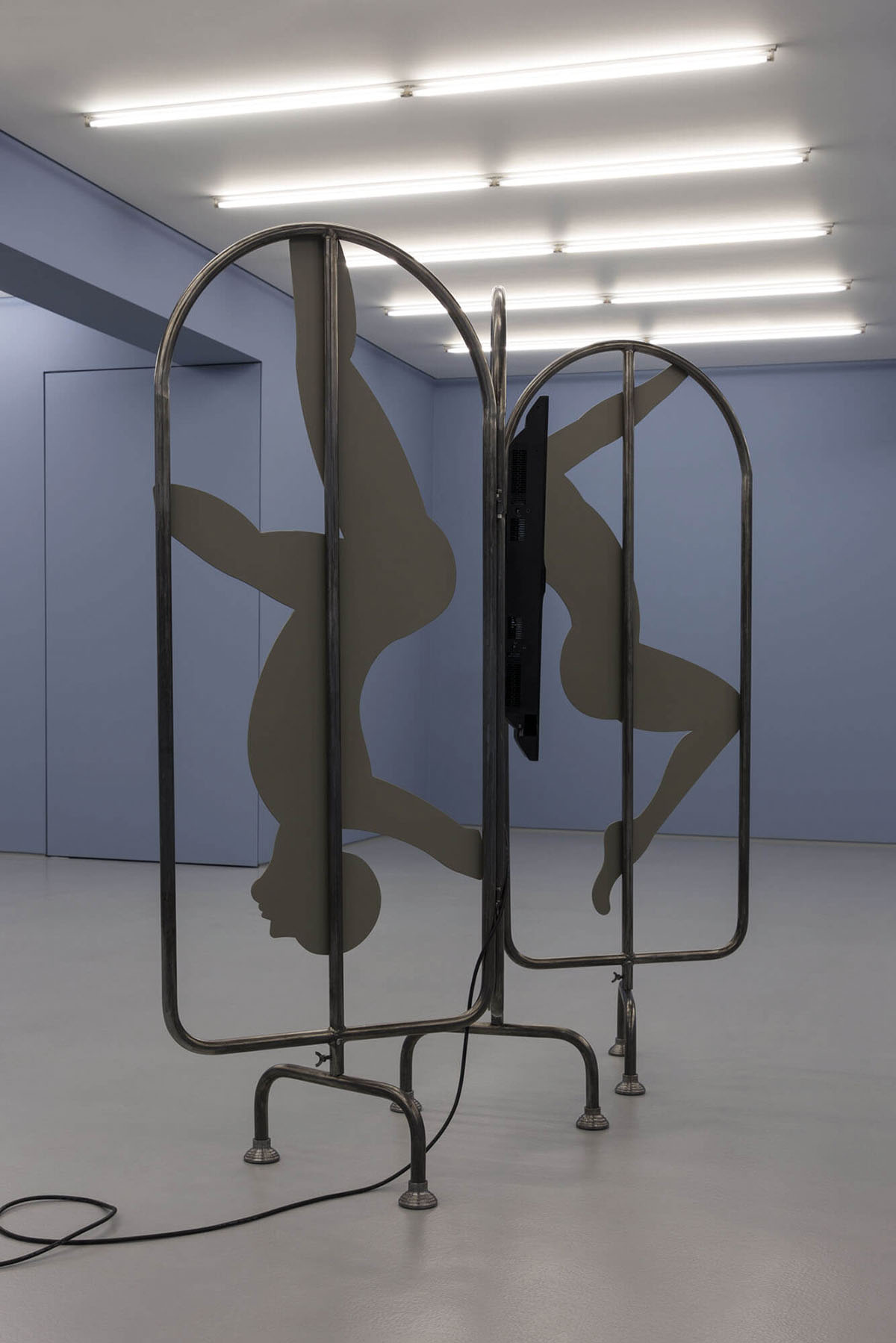 Anna Franceschini, TU SEI LA NOTTE HD video, 9:16 ratio, colour-mute, loop iron structure, painted and cnc cut aluminium plates, led monitor 32” 177 × 167 × 50 cm .2019 Courtesy of the Artist and Galeria Vera Cortês 
