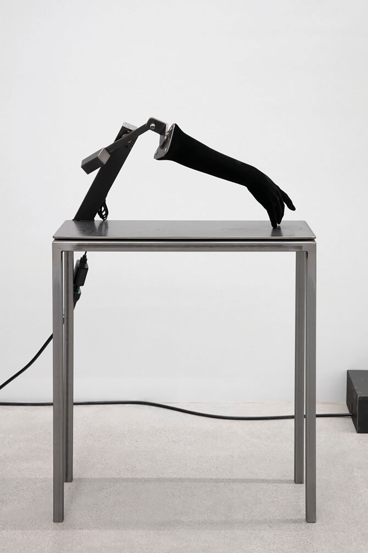 Detail. SMOOTH OPERATORS Iron, electric motor, flock resin hands 2022 Installation views at VISTAMARE, Milano Photo: Andrea Rossetti