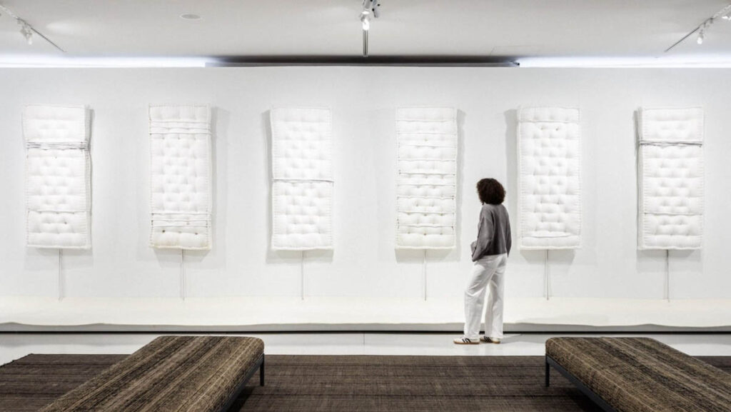 Vue de l’exposition « Arte Povera », Bourse de Commerce – Pinault Collection, Paris, 2024. © Tadao Ando Architect & Associates, Niney et Marca Architectes, agence Pierre-Antoine Gatier. Photo : Florent Michel / 11h45 / Pinault Collection.