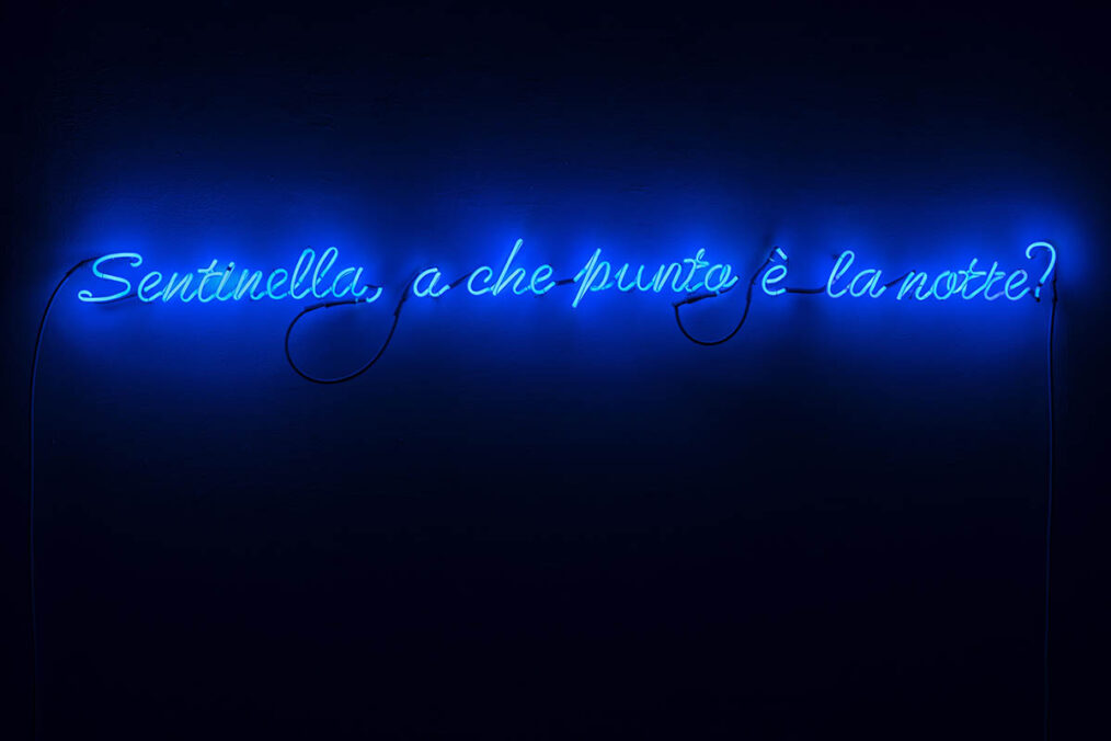 MARIA ADELE DEL VECCHIO, Sentinella, a che punto è la notte?, 2023, Neon light, 10x156x5 cm. Courtesy The artist and Galleria Tiziana Di Caro. Photo: Maurizio Esposito