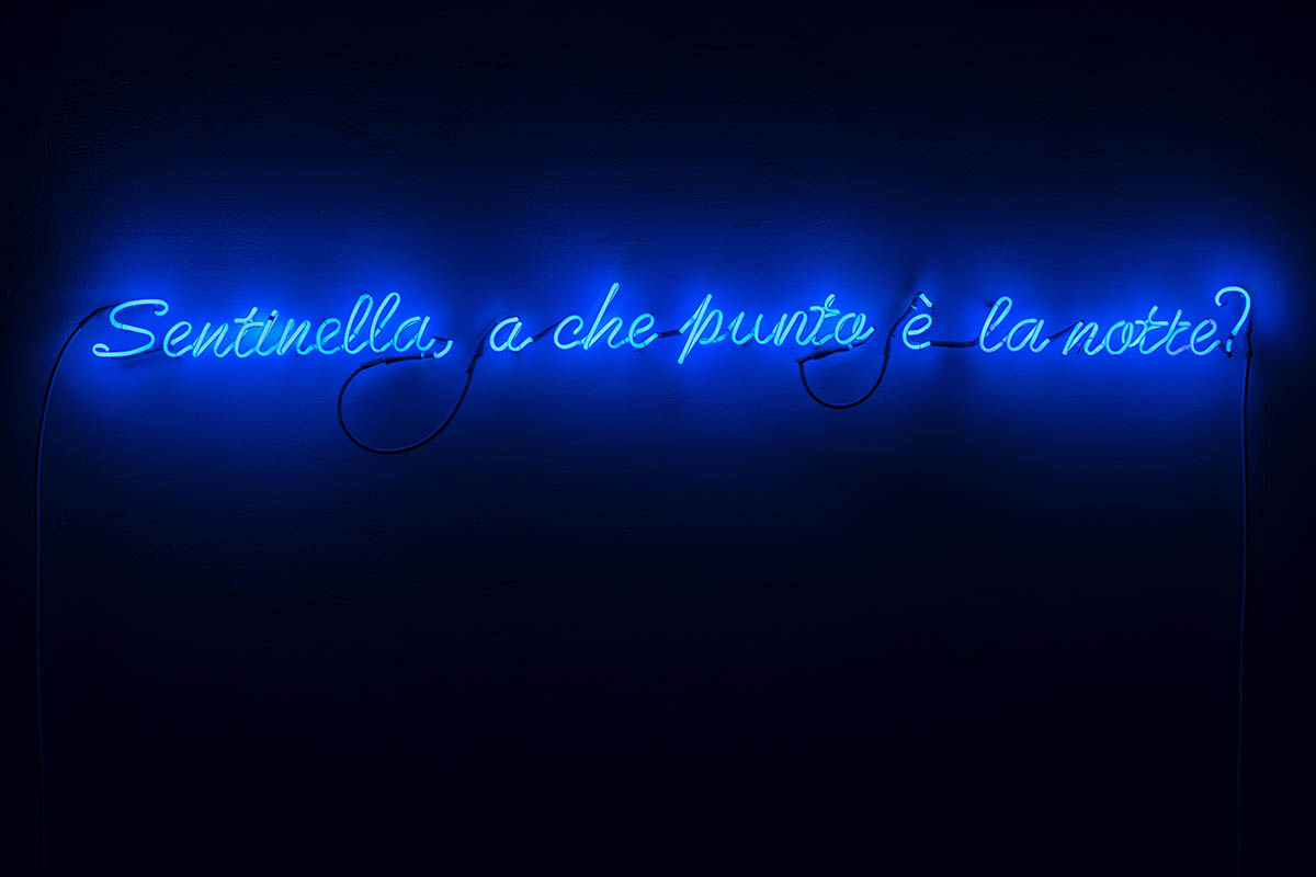 MARIA ADELE DEL VECCHIO, Sentinella, a che punto è la notte?, 2023, Neon light, 10x156x5 cm. Courtesy The artist and Galleria Tiziana Di Caro. Photo: Maurizio Esposito