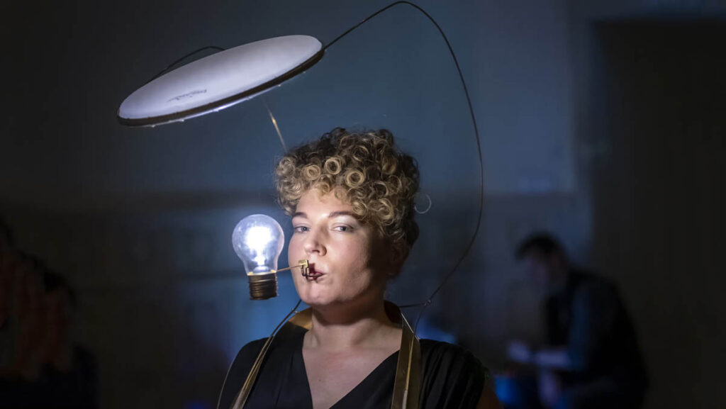 Barbis Ruder | Mundstücke v3, Performerin: Laura Steinl, Foto: Armin Bardel | © Bildrecht, Wien 2025