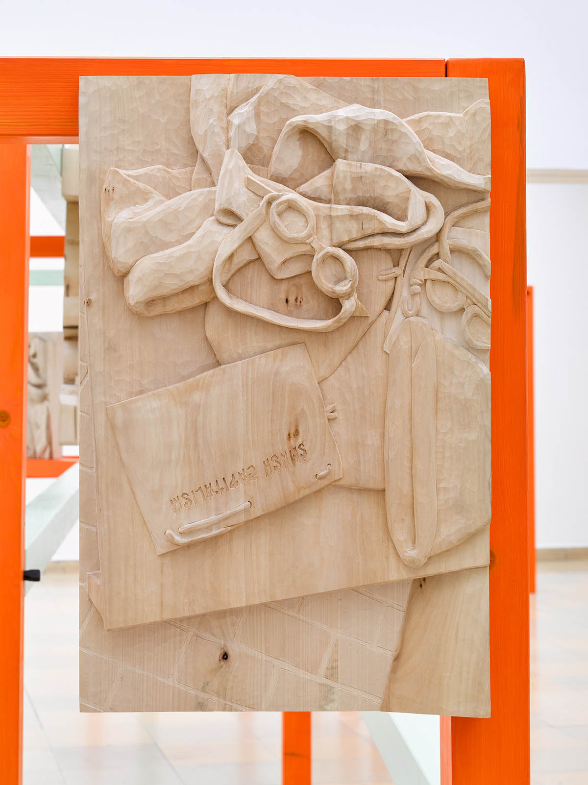 Installationsansicht Cornelia Herfurnter, Schild des Schutzes (Smash Capitalism), Lindenholz,  50 x 70 cm, 2021, für das Foto: WEST. Fotostudio