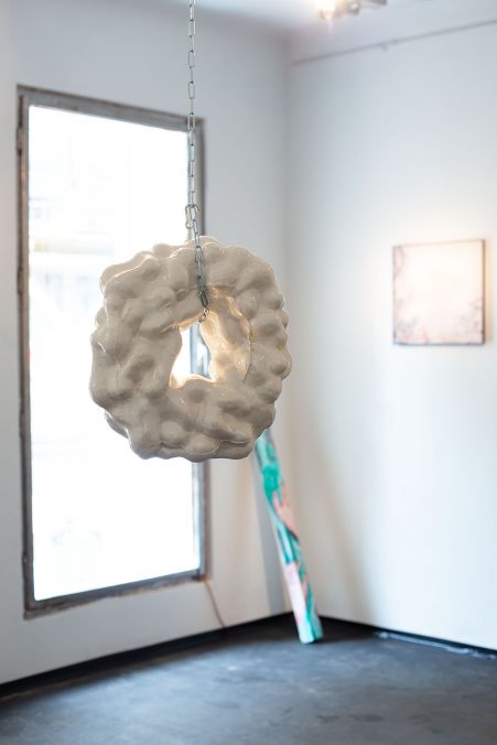 Ausstellungsansicht, Julia Belova, Paradise Ring, Porzellan/Glasur/Kette, 40 x 40cm, 2020