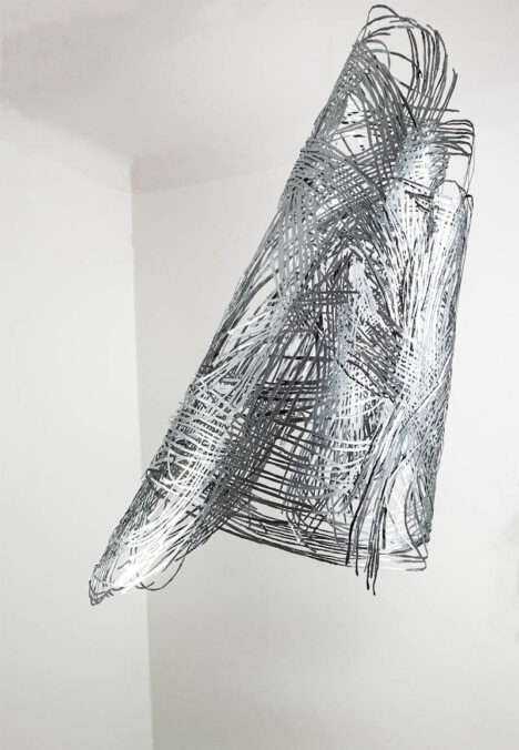 Barbara Szüts, Serendipity 1, 2023, Aluminium, Silberfarbe, Silberdraht, 153 cm, großer Radius 65 cm