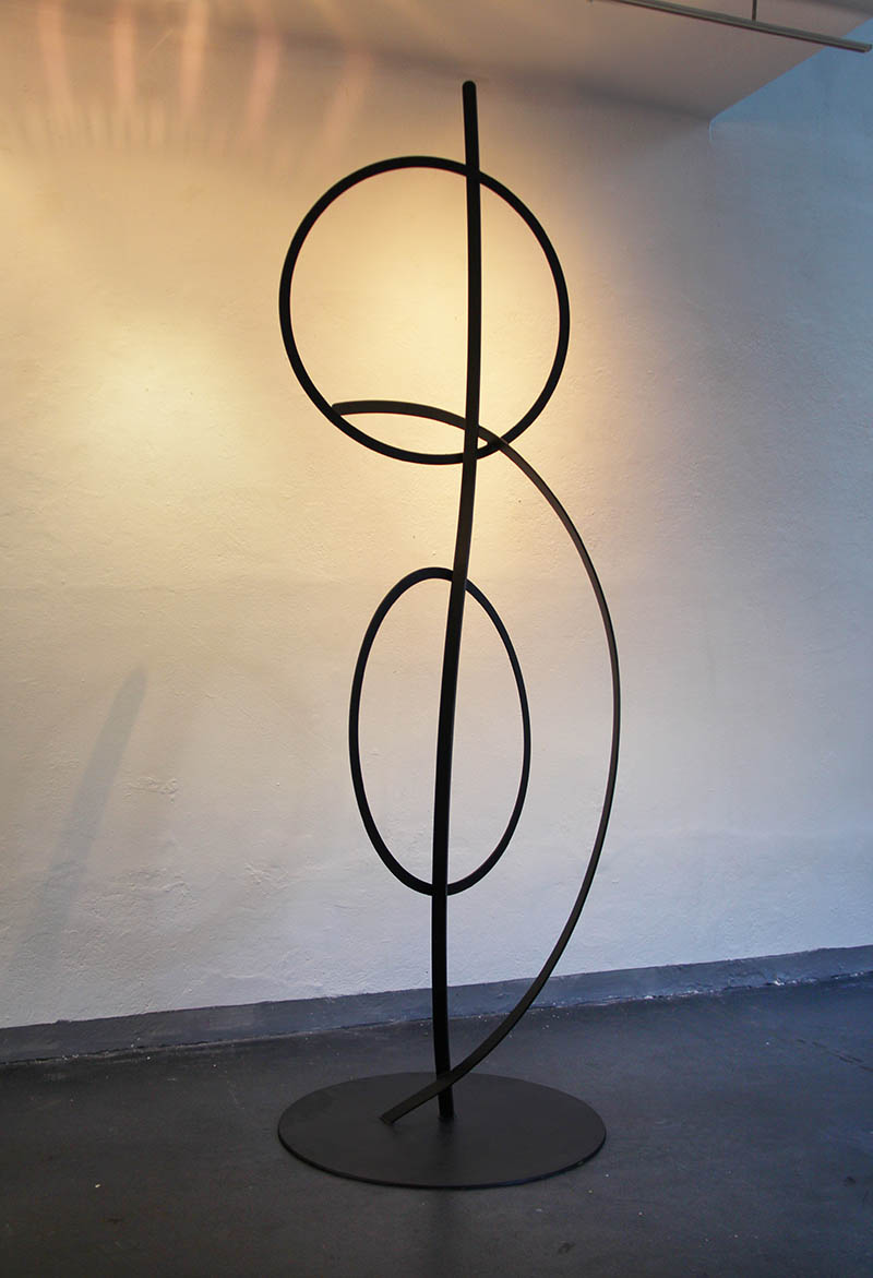 Hartwig Mülleitner, Im Gleichklang, 2023, Stahl, mattschwarz lackiert, ca. 240x100x100 cm