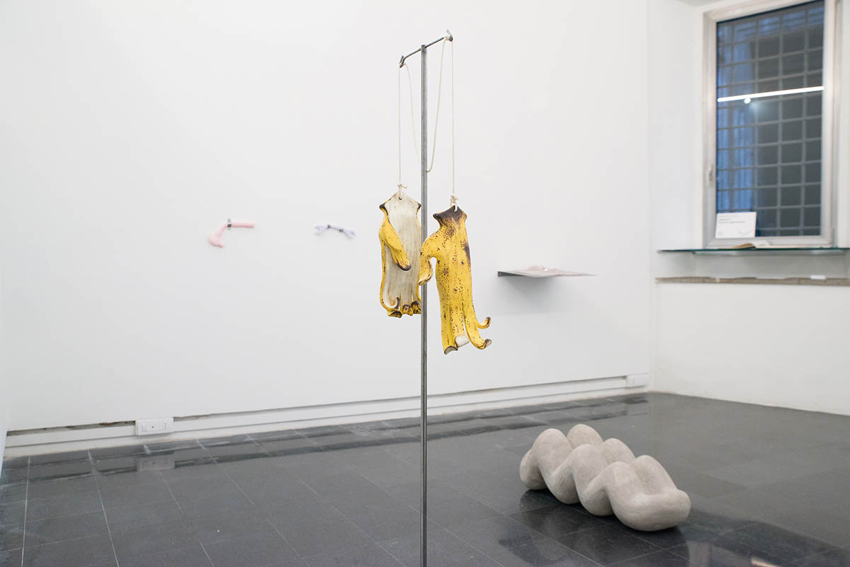 Banana Gloves, exhibition view, Galleria Eugenia Delfini, 2025. © Axel Gouala ADAGP