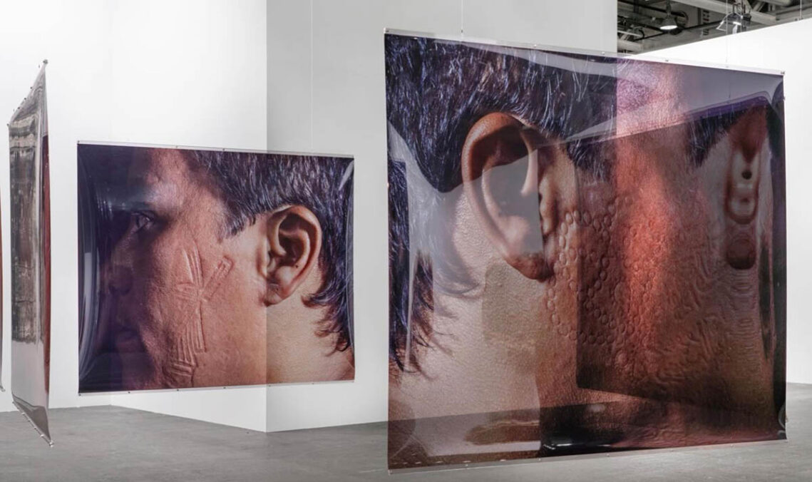 Berni Searle, Profile, 2002. Serie aus 8 Duraclear-Lambda-Prints. Je 98 × 120 cm.