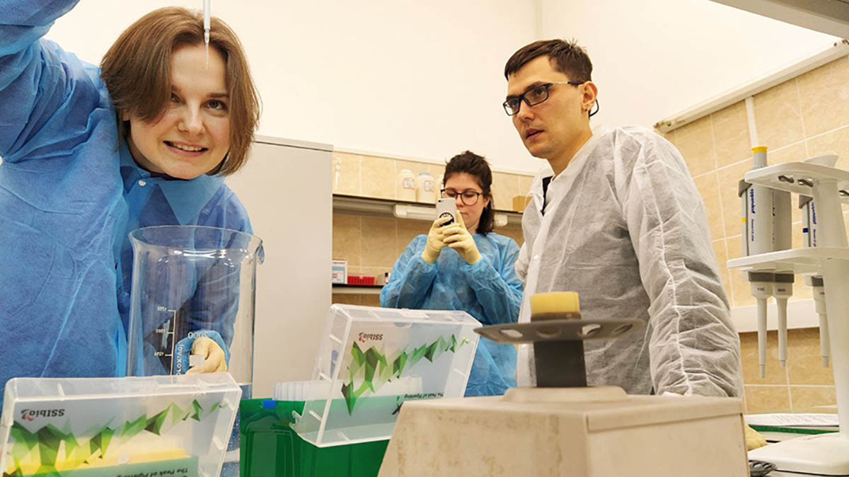 Ippolit Markelov's bioart workshop. Alena's afraid of spoiling her DNA sample, Sveta's filming, Ippolit's obviously nervous, ITMO University 2020.