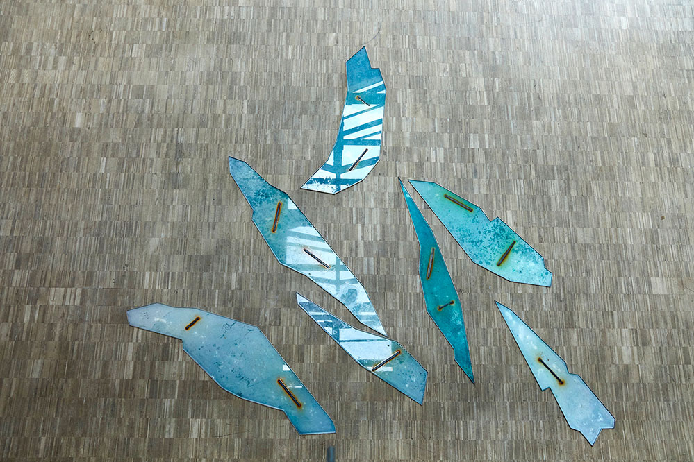 In Praise of Shadows turquoise Dimension variabel Aluminium, Wasser, Stahl, Rost, Tusche 2019, Foto: Johannes Puch