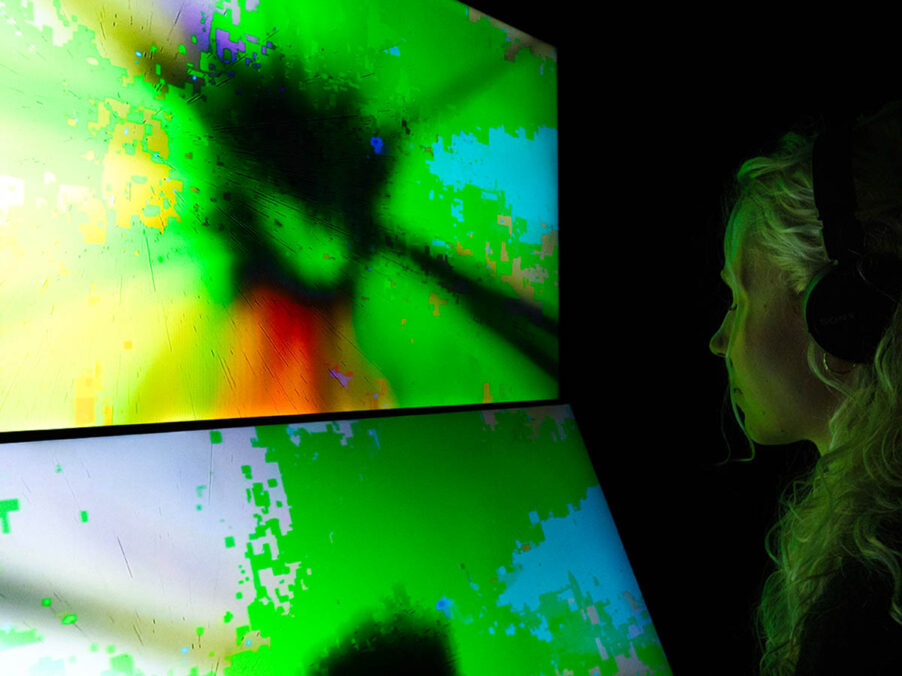 Ausstellungsansicht: Closed Eyes Cinema, discotec Wien, 2026. Foto: Tina Kult