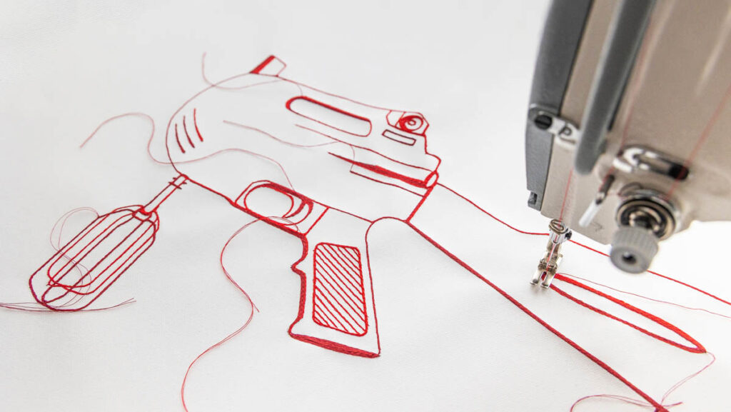 Elisabeth Gschiel | „ENTSCHÄRFTE WAFFEN“, Waffe mit Mixer (Detail), 2024 | Rote Nähseide auf Leinwand | 65 x 45 cm | Foto: Peter Brandstätter 2025 | © Bildrecht, Wien 2025