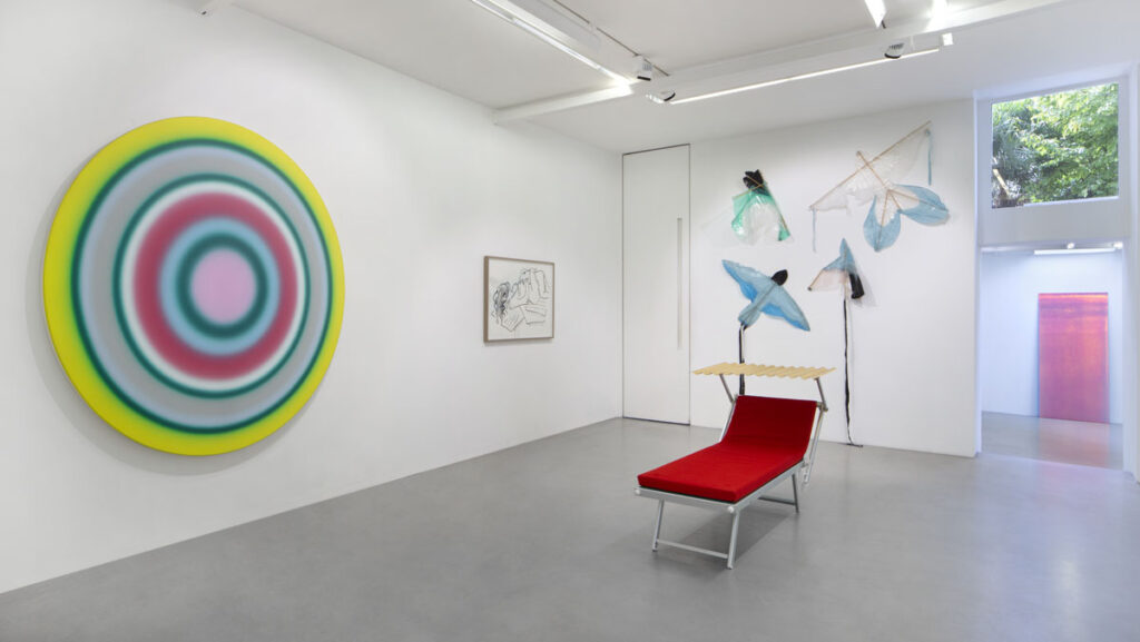 Exhibition views« Endless Summer », Curateur : Christian Alandete, kamel mennour (47 rue Saint-André-des-Arts, Paris 6), 2022