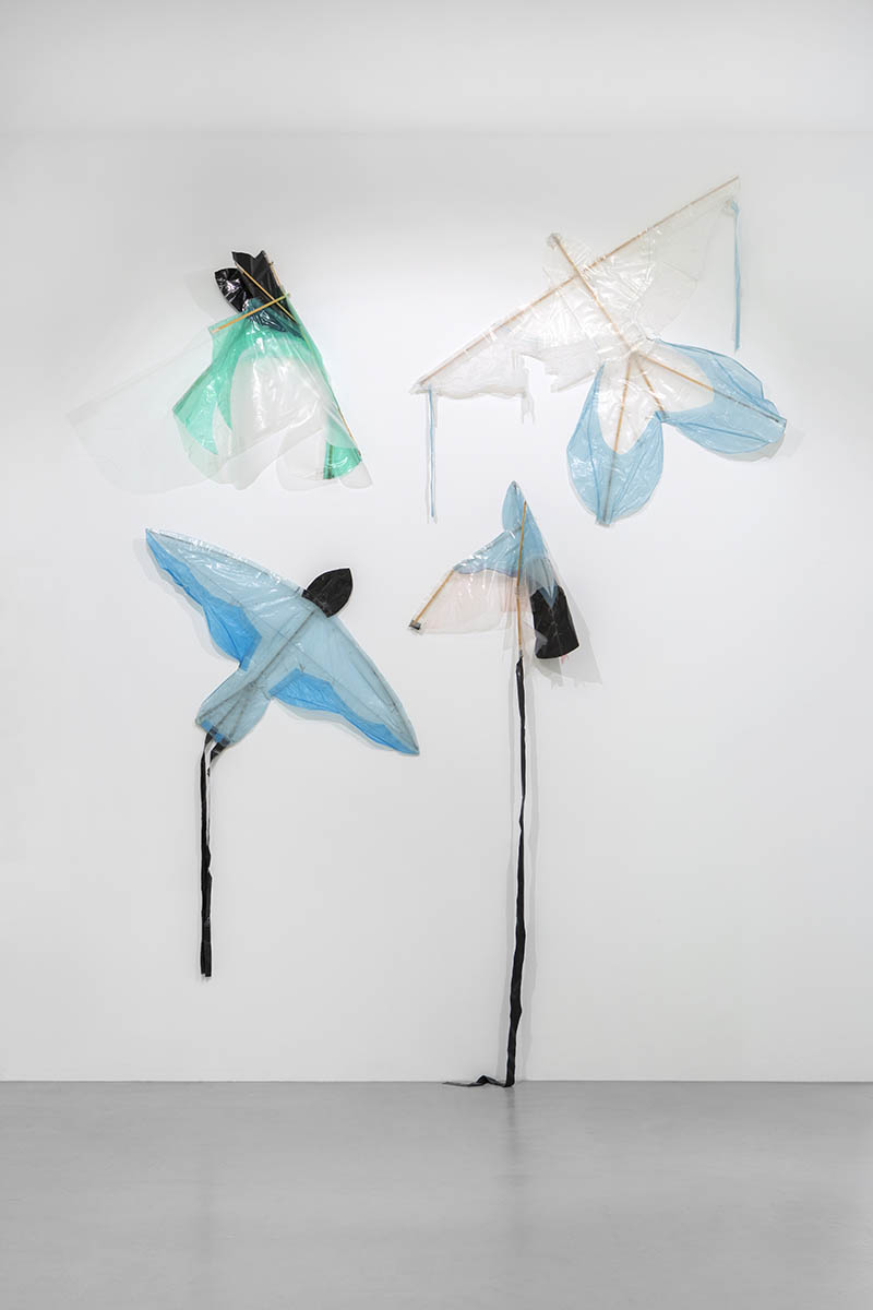 Latifa Echakhch ....... Die Vögel, 2012 Installation de 4 cerfs-volants (bois et plastique) / Installation of 4 kites (wood and plastic) Dimensions variables / Variable dimensions