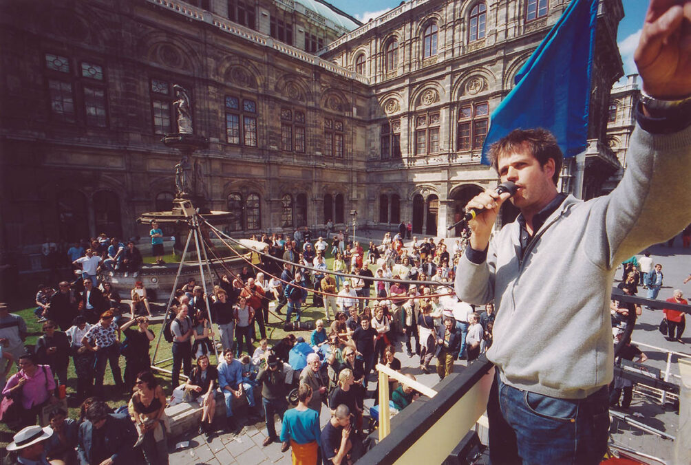 Christoph Schlingensief, Bitte liebt Österreich – Erste österreichische Koalitionswoche, 2000, Wiener Festwochen photo © David Baltzer / artwork © The Estate of Christoph Schlingensief JPEG, 619.93 KB