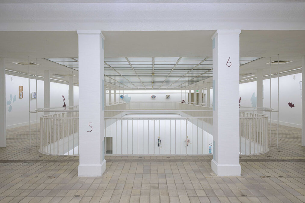 Magali Reus, Salt, installation view, Kunstverein Freiburg, 2026, photo: Marc Doradzillo, courtesy of the artist, The Approach, London; Tanya Bonakdar Gallery, New York; Galerie Greta Meert, Brussels; Galerie Mai36, Zurich