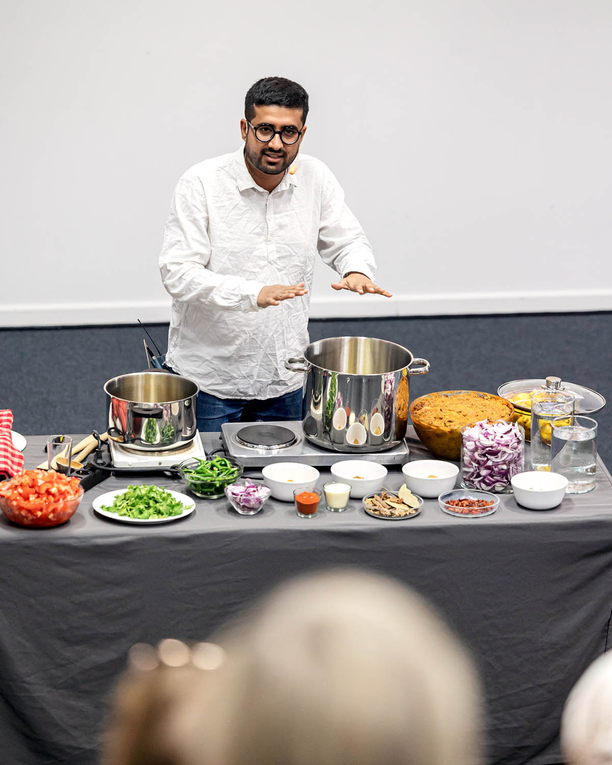 Lecture performance "How Political is (y)our Curry" by Arijit Bhattacharyya. Wilhelm-Hack-Museum, 2026. Photo: Lys Y Seng.