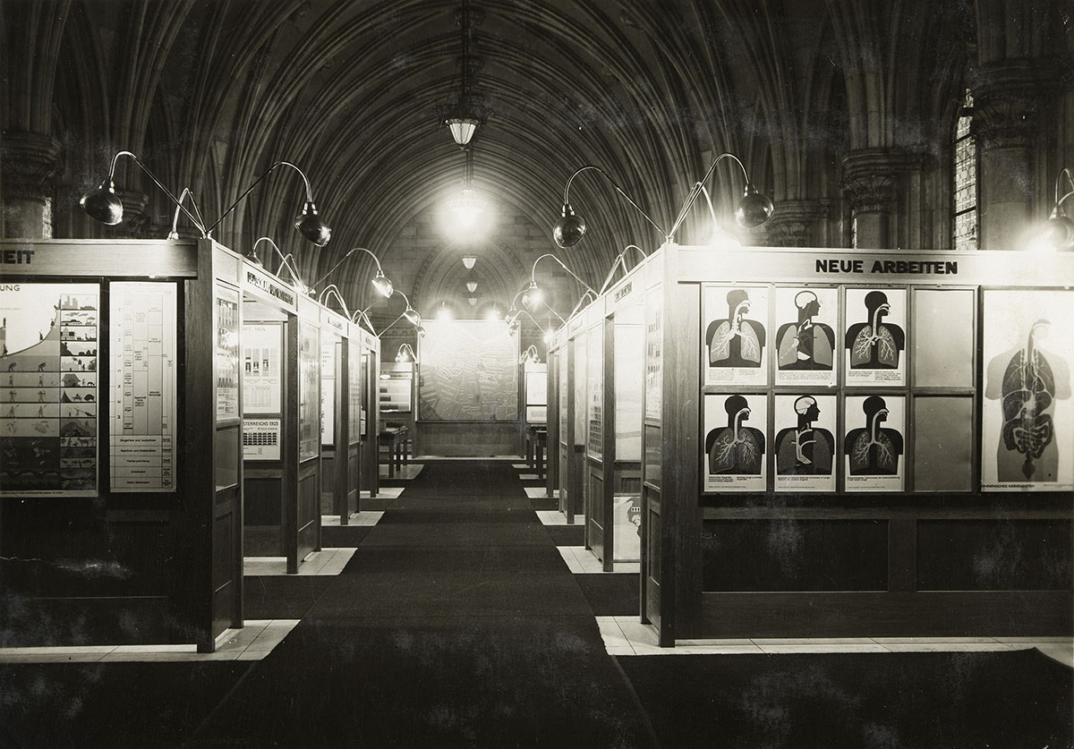 Permanent exhibition of the Gesellschafts- und Wirtschaftsmuseum in the Volkshalle
in Vienna City Hall, 1927 | Photo: Birgit and Peter Kainz, Wien Museum