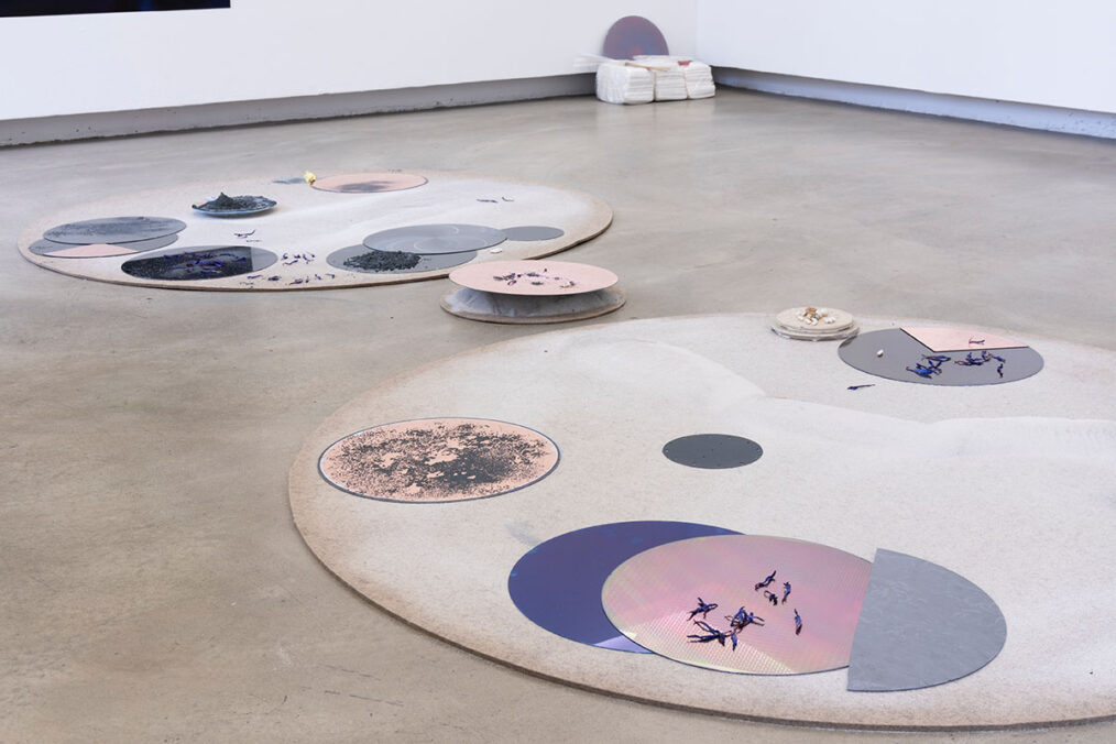Exhibition view: Stephanie Stern. Under Pressure. ΔS — Orders of Glass. Photo: Daniel Jarosch