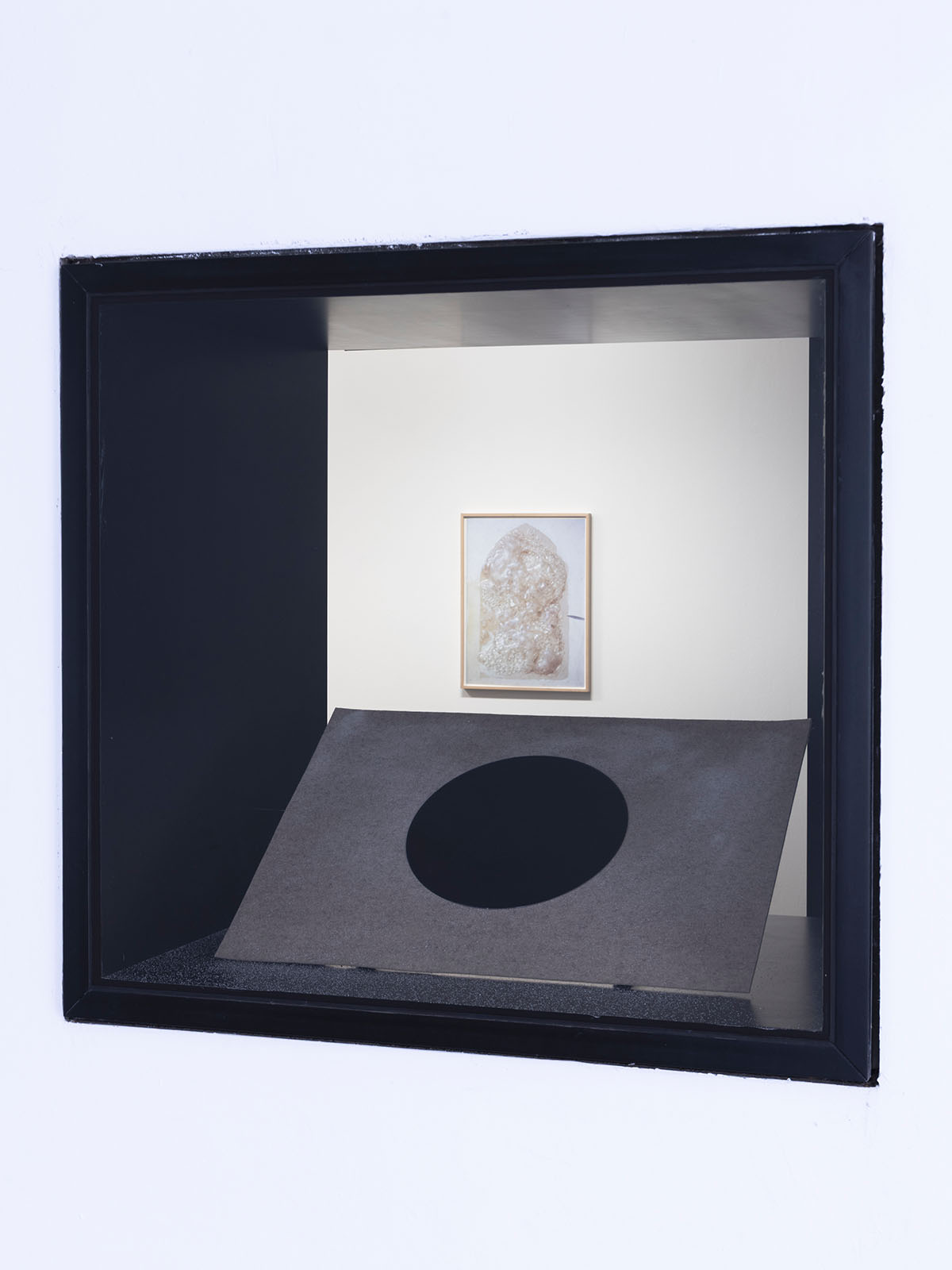 Exhibition view: Stephanie Stern. Under Pressure. ΔS — Orders of Glass. Photo: Daniel Jarosch