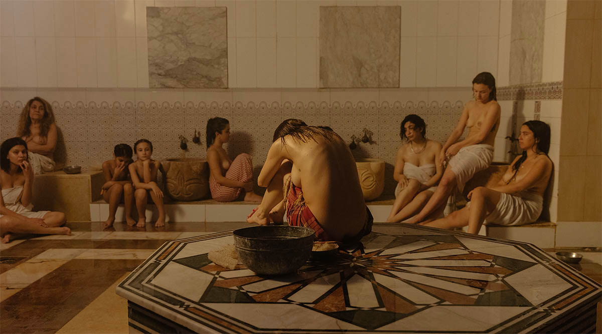 © Yumna Al-Arashi Shedding Skin I, 2017 uit de serie / from the series Shedding Skin