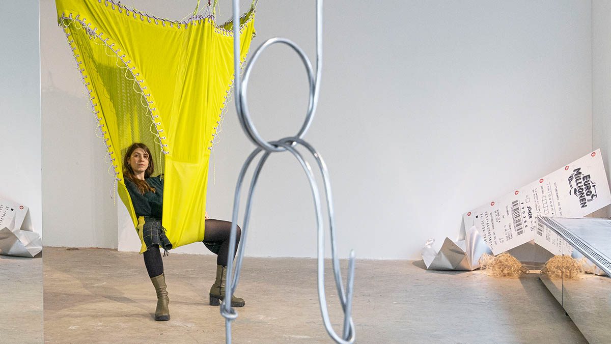 Ausstellungsansicht. Flora Lechner – Out of Proportion – Pick me up! im DWDS, Bregenz 2022