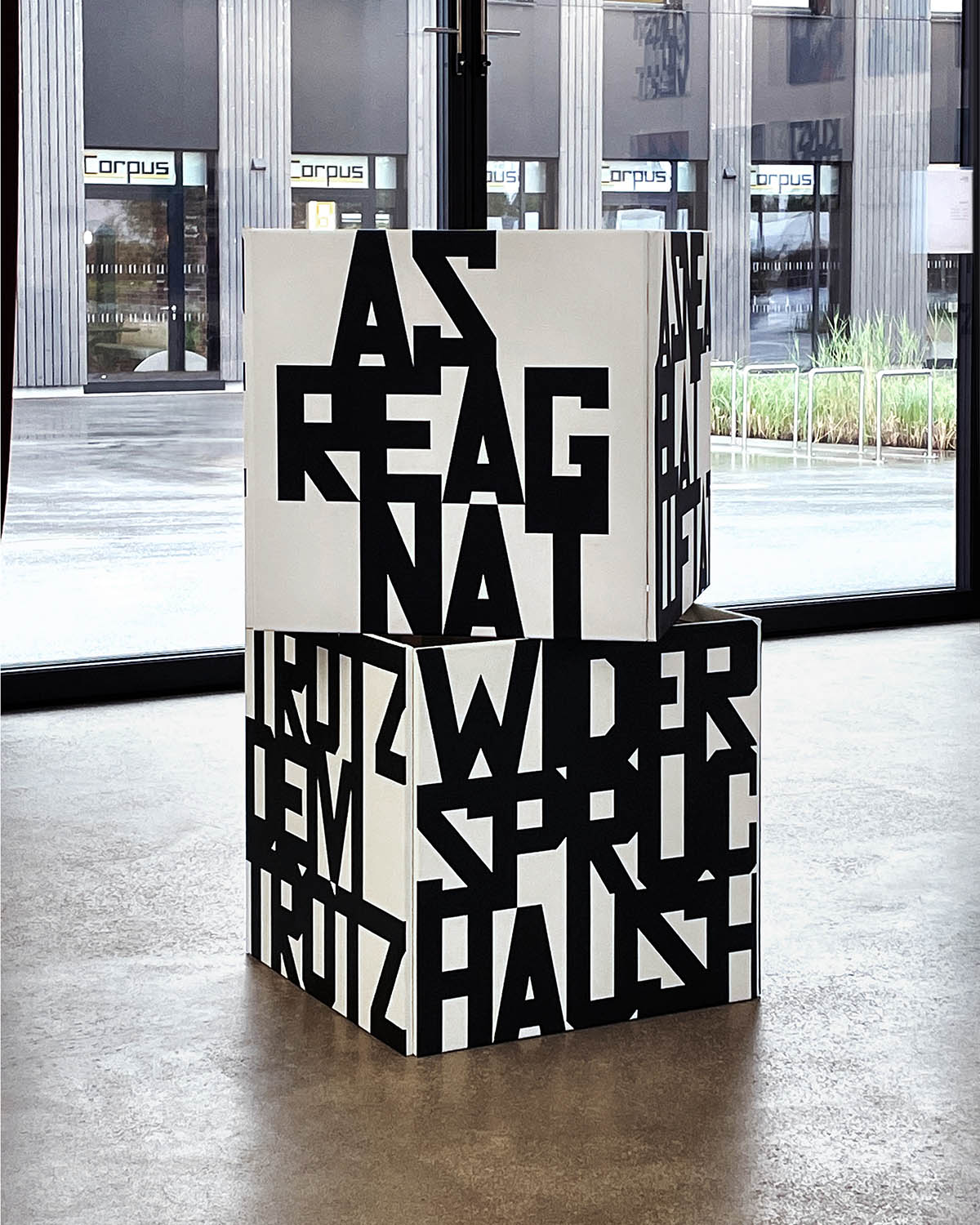 Schriftbild Turm, 2022 Galerie Hutz, Foto: Franz Türtscher