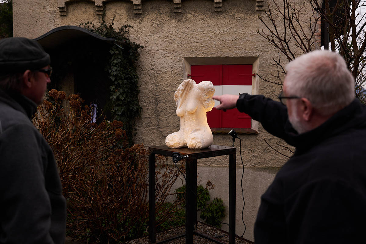 Bernhard Fritz und Wolfgang Roblek vor weiblichem Torso