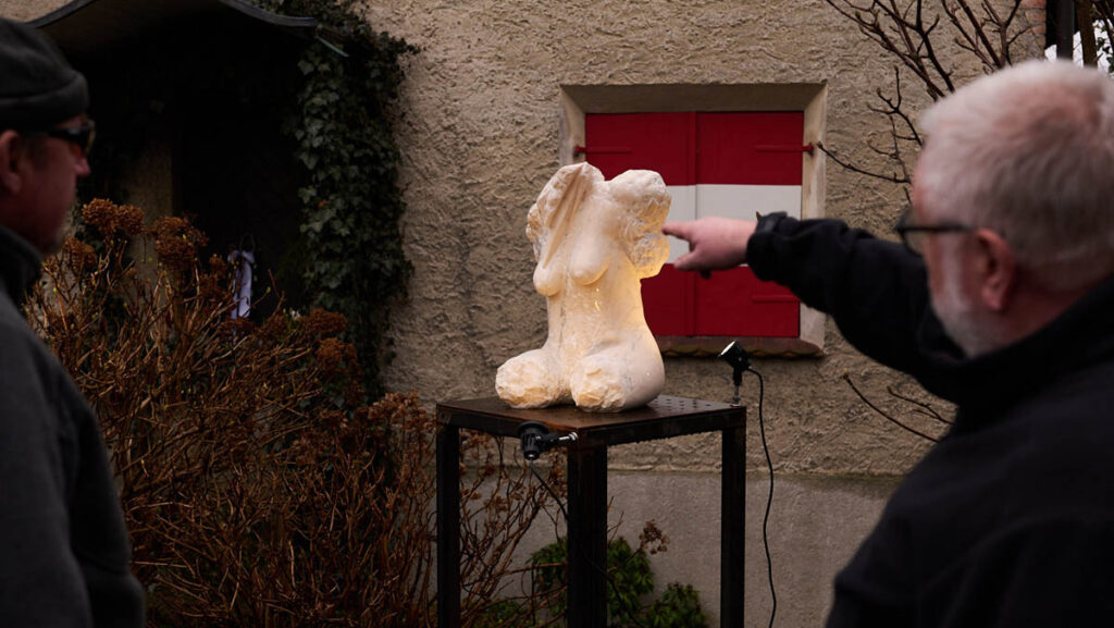 Bernhard Fritz und Wolfgang Roblek vor weiblichem Torso